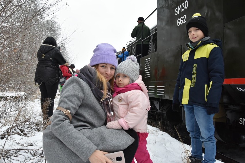 Zimowy pociąg wjechał do Sycowa. Skład pojawił się z okazji 40. rocznicy wprowadzenia stanu wojennego. Zobaczcie zdjęcia!