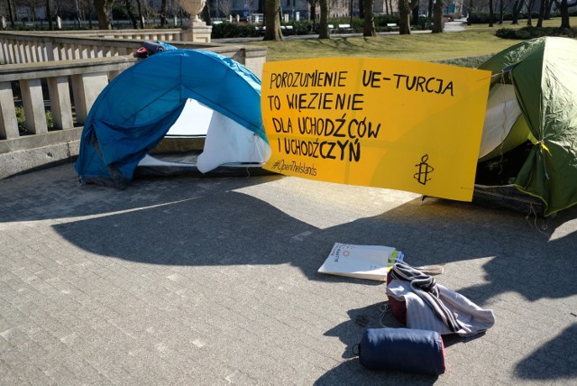 Poznań: Namioty w parku Mickiewicza. Wolontariusze pokazali, jak żyją uchodźcy [ZDJĘCIA]