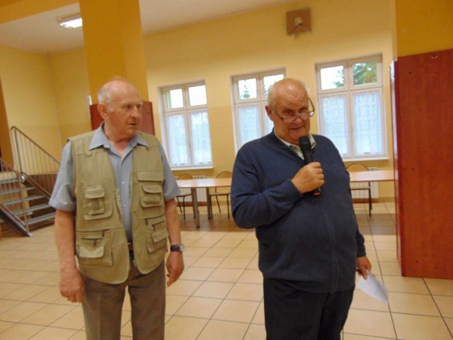 Od lewej Kazimierz Polcyn i prezes Edward Wołyński wita członków.