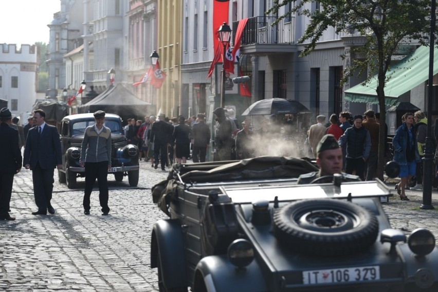 Hitlerowskie symbole na starówce. W Toruniu kręcony jest film "Filip"