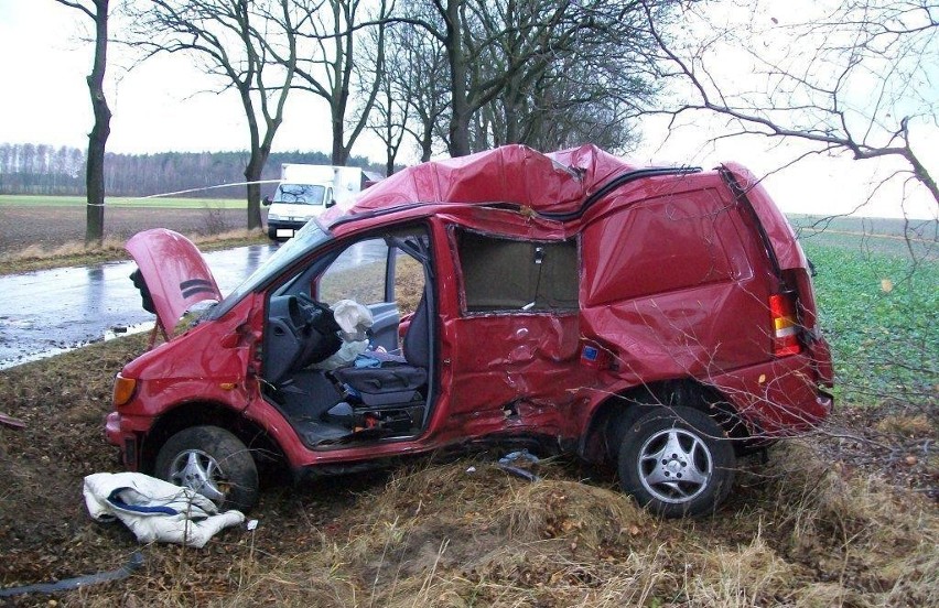 Wypadek w Słowikowie. Mercedes Vito uderzył w drzewo