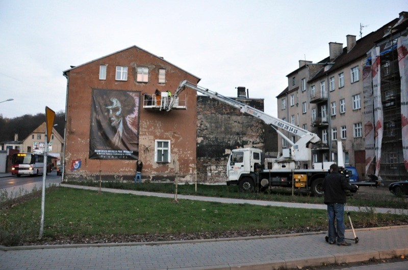 Kolejny obraz Witkacego zawisł na budynku mieszkalnym w Słupsku