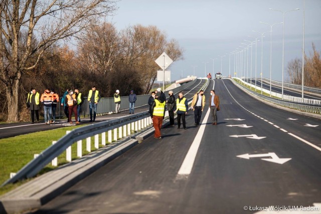 Aleja Wojska Polskiego jest już gotowa. Zanim pojadą nią samochody muszą się odbyć odbiory techniczne. Na początek swoją pracę wykonywali inspektorzy Miejskiego Zarządu Dróg i Komunikacji w Radomiu.