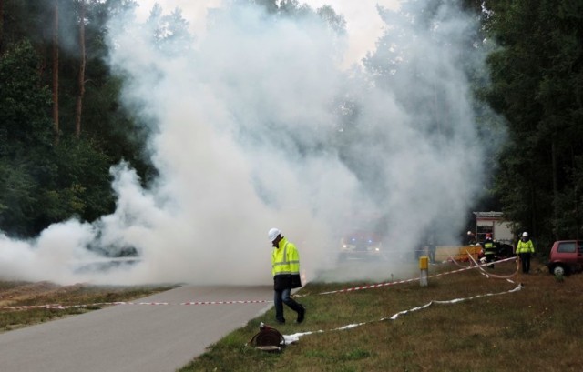 40 woz&oacute;w strażackich, 20 zastęp&oacute;w strażak&oacute;w, ratownictwo medyczne - wszystkie te służby brały udział w ćwiczeniach. Scenariusz zakładał, że przy instalacji w pobliżu magazyn&oacute;w doszło do wypadku samochodowego, rozszczelniła się instalacja gazu ziemnego, doszło do wybuchu i zapalił się gaz. Takie ćwiczenia w Kawernowych Podziemnych Magazyn&oacute;w Gazu w Hucie Palędzkiej odbywają się co kilka lat. 

&lt;center&gt;
Zobacz wideo: Uwaga! Pomylenie tych grzyb&oacute;w grozi śmiercią!
&lt;script class=&quot;XlinkEmbedScript&quot; data-width=&quot;640&quot; data-height=&quot;360&quot; data-url=&quot;//get.x-link.pl/8fc5b635-4481-64bd-6f7d-89c493682243,2ba2c5f9-9090-ab4d-8977-6cfaeeec3ed9,embed.html&quot; type=&quot;application/javascript&quot; src=&quot;//prodxnews1blob.blob.core.windows.net/cdn/js/xlink-i.js?v1&quot;&gt;&lt;/script&gt;
&lt;/center&gt;