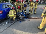 Potrącenie motocyklisty w Opolu. To zdarzenie na skrzyżowaniu ul. Niemodlińskiej i ul. Dambonia wyglądało tragicznie