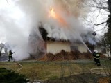 Pożar w Pile Młyn. Palił się dom letniskowy, na miejscu działali strażacy z Tucholi [zdjęcia]