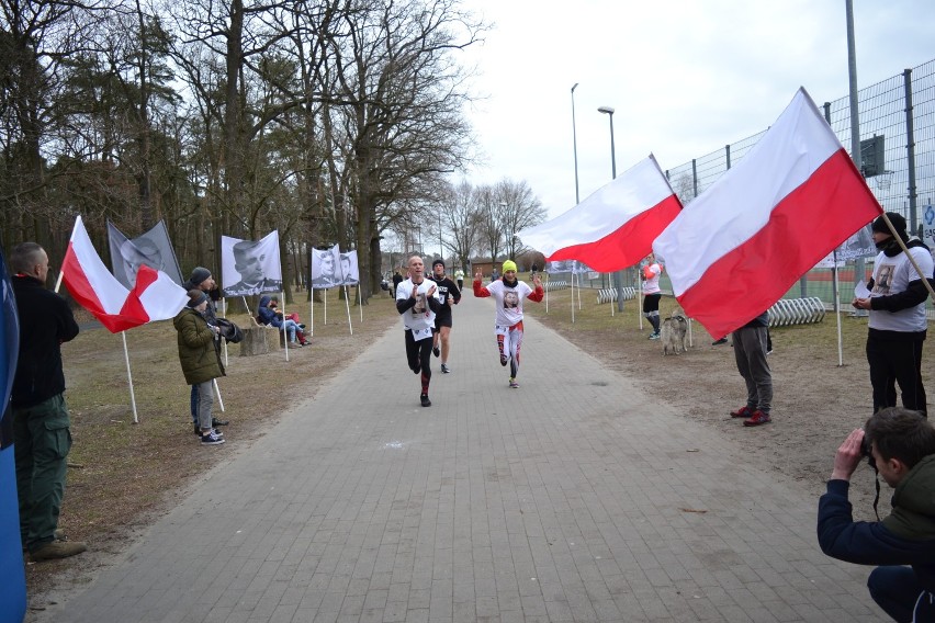 Bieg Tropem Wilczym Ostrów Wielkopolski 2019. Biegnąc, oddali hołd żołnierzom wyklętym