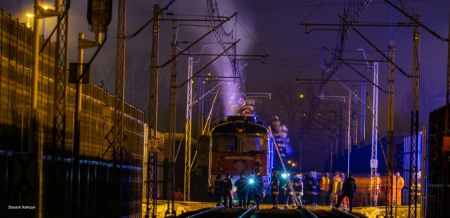 Na miejsce akcji gaśniczej na przejeździe kolejowym w Woli Rzędzińskiej skierowano liczne siły i środki
