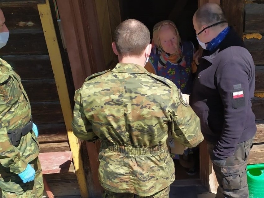 Funkcjonariusze KaOSG rozdali paczki z środkami ochronnymi sądeckim kombatantom