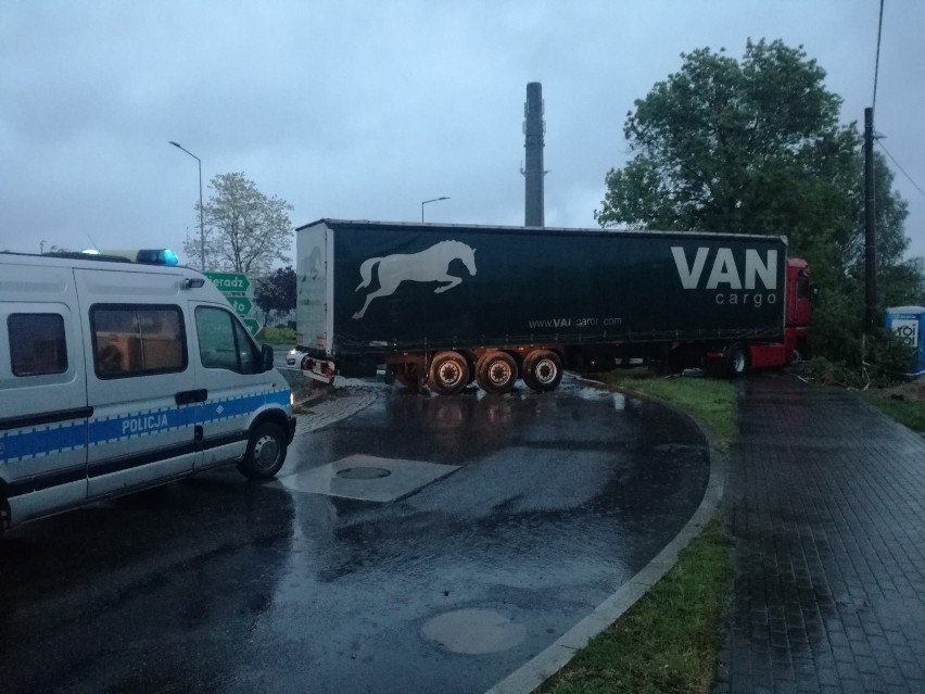 Kalisz: Ciężarówka przejechała przez środek ronda Altera....