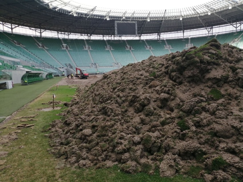 Armagedon na Stadionie Wrocław. Boisko wygląda jak... po wybuchu bomby. Co tu się stało? (ZDJĘCIA)