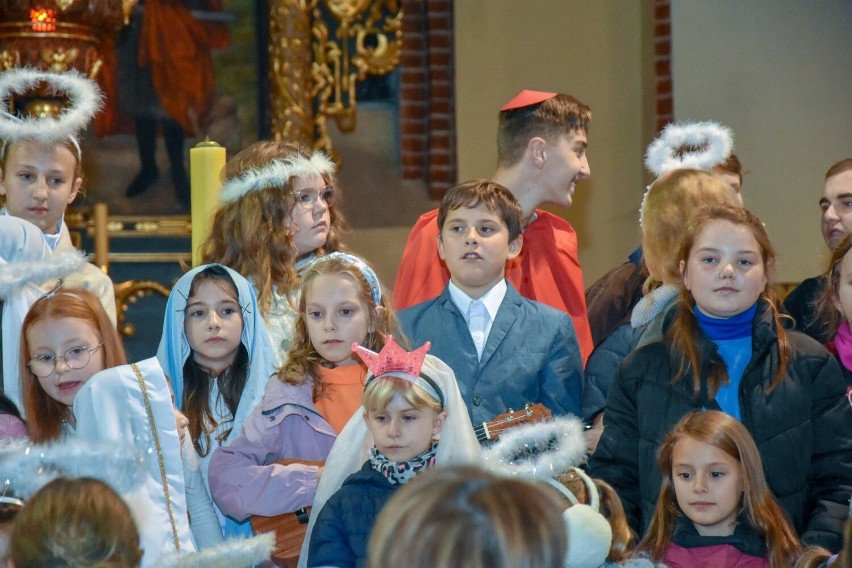 Rozśpiewany, pełen radości Korowód i Bal Świętych w Szamotułach. Święci patroni przeszli ulicami miasta!