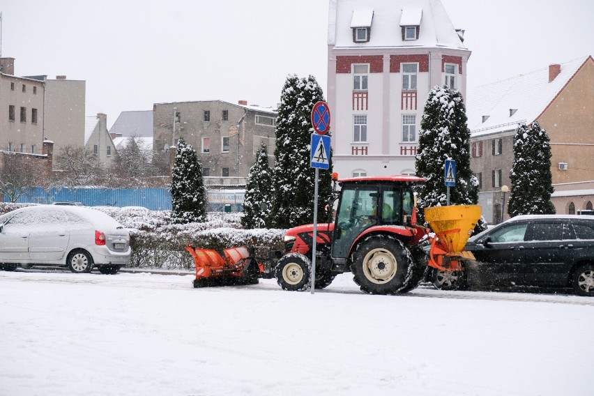 W Żarach znowu sypnęło śniegiem. Tak wyglądają drogi w...