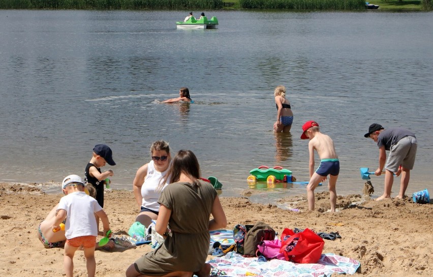 Osobom znajdującym się na terenie kąpieliska nie wolno...