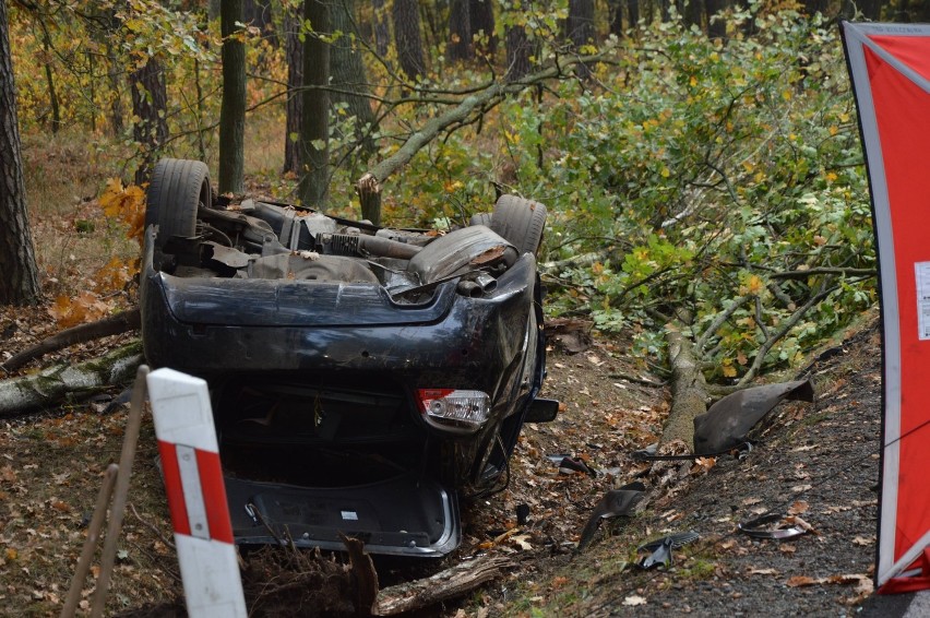 28-letni kierowca BMW zginął w wypadku na drodze krajowej nr 45 pomiędzy Jasieniem a Lasowicami Wielkimi