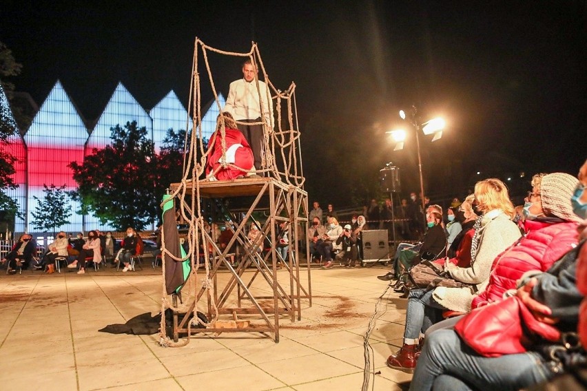 Prolog 55. Kontrapunktu wystartował. „Carmen Funebre” - spektakl na pl. Solidarności w Szczecinie