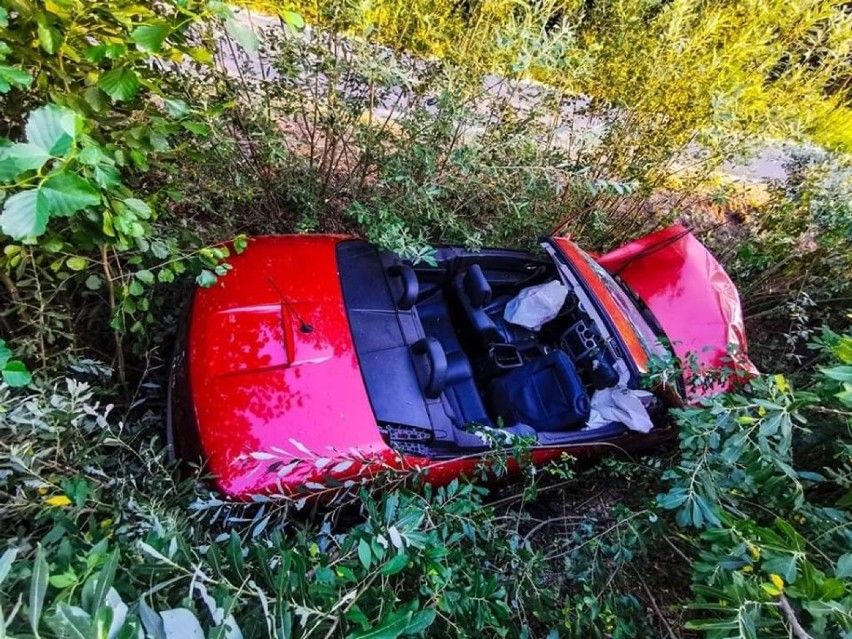 W Trzebowej samochód wypadł z drogi. Do najciężej poszkodowanego przyleciał helikopter LPR