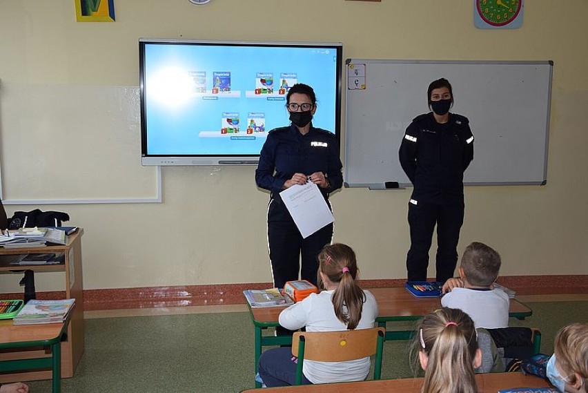 Policjantka wraz z dzielnicowym w ramach kontynuowanych kolejny rok działań profilaktycznych pn. "Uczę się bezpieczeństwa", spotkali się z uczniami klas 1. Szkoły Podstawowej we Władysławowie