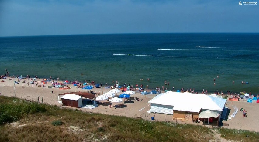 Upalna niedziela na plaży w Darłówku. Zobacz na żywo [zdjęcia]