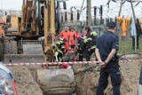 Wypadek na Jaroczyńskiego: Zginął robotnik przysypany ziemia [zdjęcia] 
