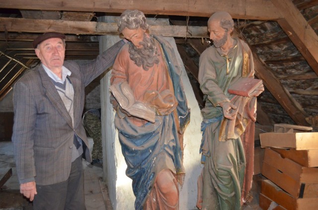 Fabian Starczewski przy figurach zachowanych z kościoła w Rapocinie