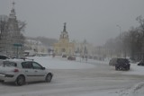 Śnieg ponownie zaatakował Białystok. Tradycyjnie są utrudnienia na drogach. Miasto uruchomiło specjalną procedurę [ZDJĘCIA]