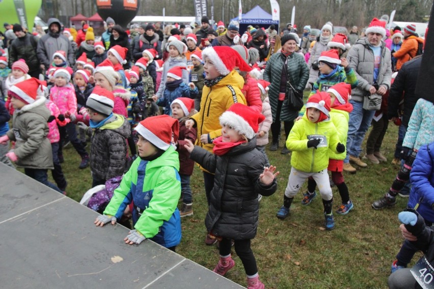 Bieg Mikołajkowy 2019 dla dzieci w Katowicach [ZDJĘCIA]. Działo się w Dolinie Trzech Stawów.