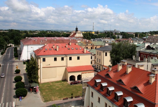 Historyczny gmach Akademii Zamojskiej (to ten biały budynek, pierwszy z lewej) nadal można oglądać na zamojskim Starym Mieście