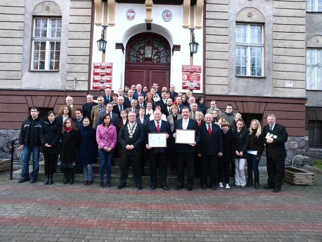 Reprezentanci Miastka i litewskiego Tytuvenai na pamiątkowym zdjęciu przed ratuszem