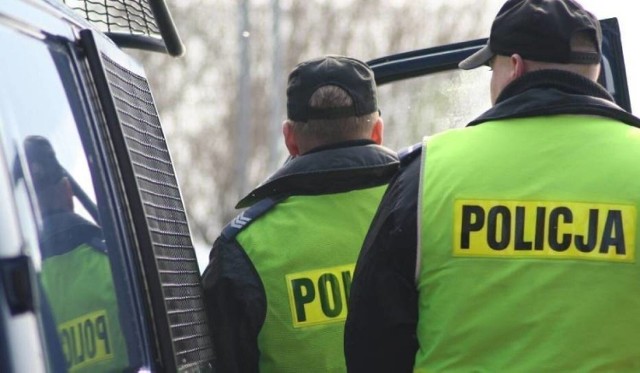Policjanci z Piotrkowa i Gorzkowic zatrzymali 61-latka, który włamał się do dwóch sklepów spożywczych na terenie gm. Gorzkowice