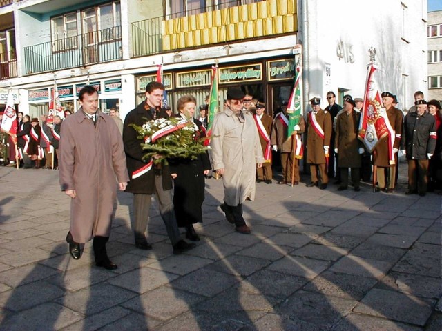 W tym roku kwiaty i znicze będą składane i zapalane pod pamiątkowym kamieniem, jak w 2001 roku.