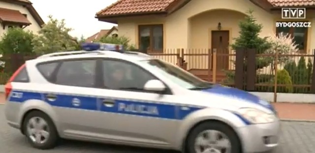 Wczoraj (27.05.14) około 20.00 dyżurny toruńskiej policji otrzymał telefoniczny sygnał o zdarzeniu do jakiego doszło w Papowie Toruńskim. 

Rozmówca poinformował, iż mężczyzna poruszający się fordem focusem przyszedł do ich domu i pod pozorem rozmowy został wpuszczony do mieszkania.

Papowo Toruńskie: Wszedł do domu pod pozorem rozmowy i zabił