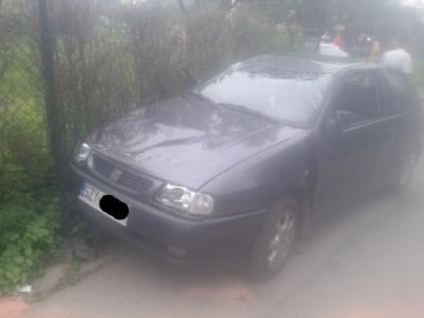 Wypadek w Łodygowicach. 1 osoba ranna po dachowaniu samochodu