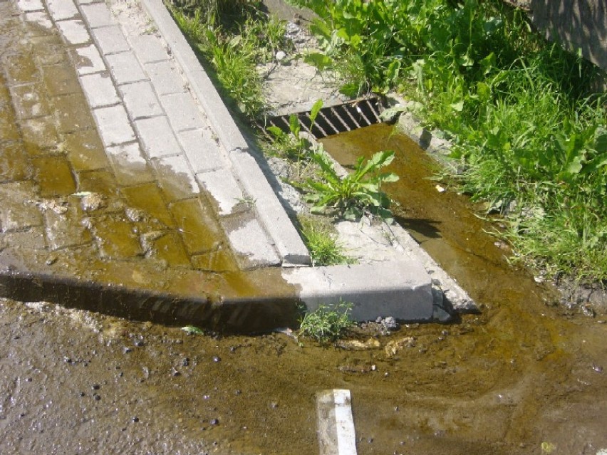 wiecznie lejąca sie woda po chodniku na ulicy Jarowej 3