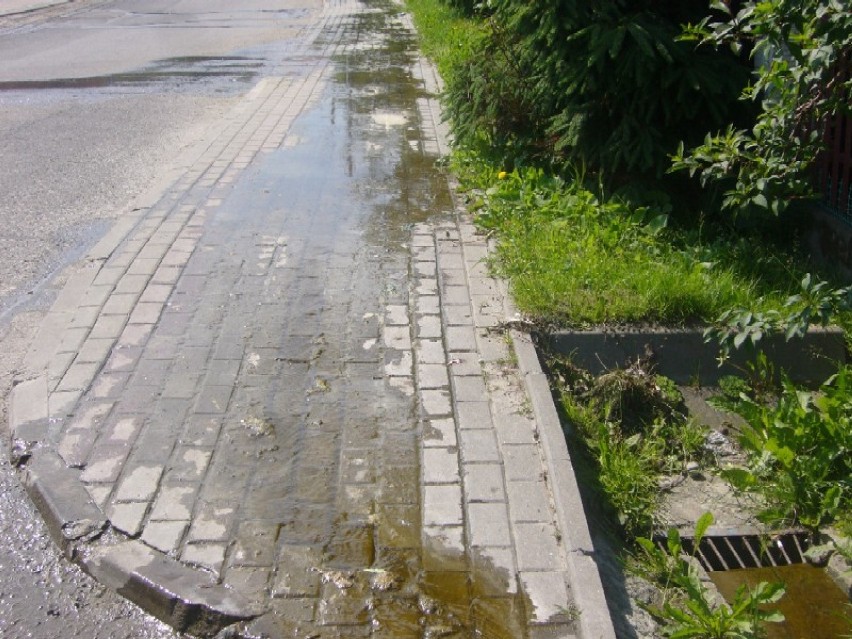 wiecznie lejąca sie woda po chodniku na ulicy Jarowej 4