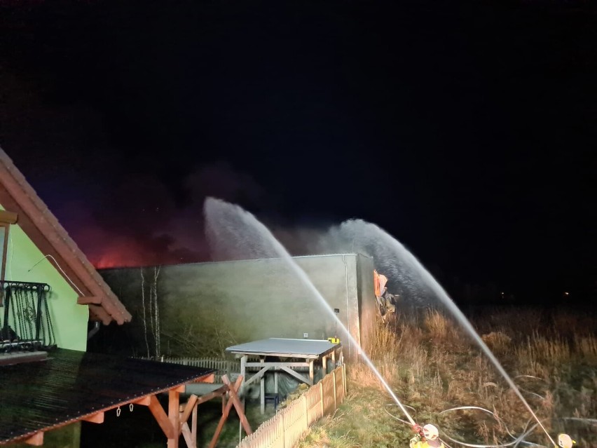 Potężny pożar hal produkcyjno-magazynowych w Szamocinie