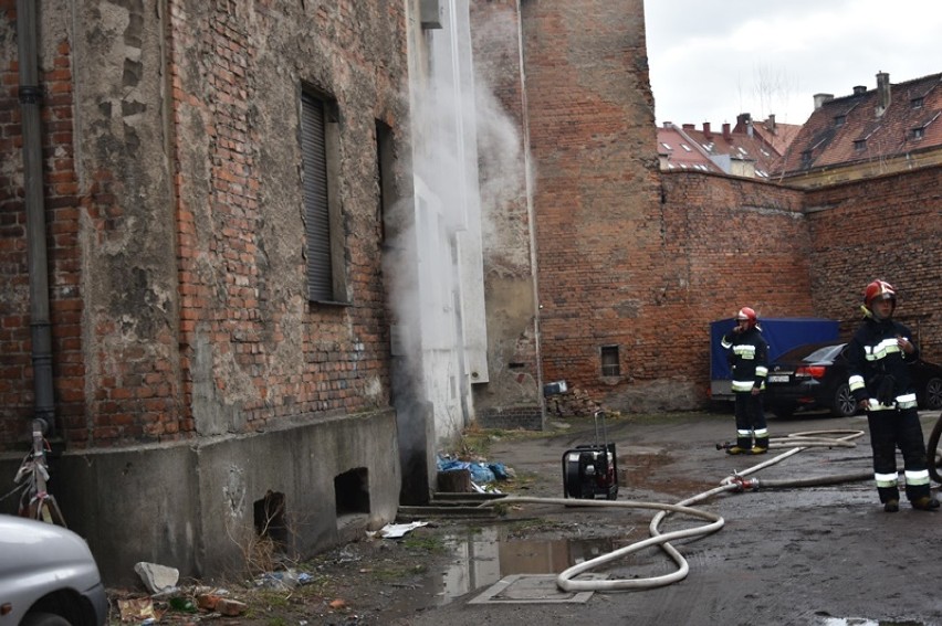 Pożar piwnicy przy ulicy Złotoryjskiej w Legnicy [ZDJĘCIA]