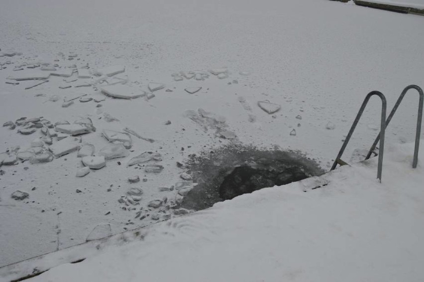 Zamarznięty lód na rzece, jeziorze czy stawie może być śmiertelną pułapką. Co robić, gdy załamie się lód