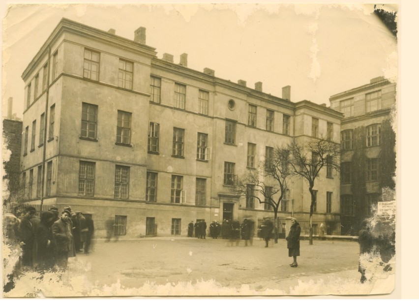 Getto - budynek żydowskiej szkoły rzemieślniczej przy ul. Grzybowskiej 26-28, punkt powołań do pracy obowiązkowej
