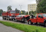 Wypadek w Sosnowcu. Na ul. Braci Mieroszewskich, na buspasie Tesla zderzyła się z ciężarówką. Kierowca trafił do szpitala