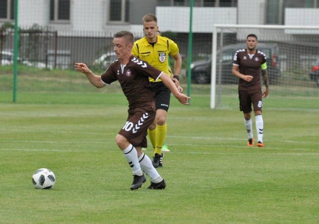 Kamil Kuczak (z piłką) strzelił wyrównującą bramkę dla Garbarni