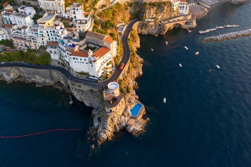 Droga nad wybrzeżem Amalfi, Włochy

Włoskie wybrzeże Amalfi...