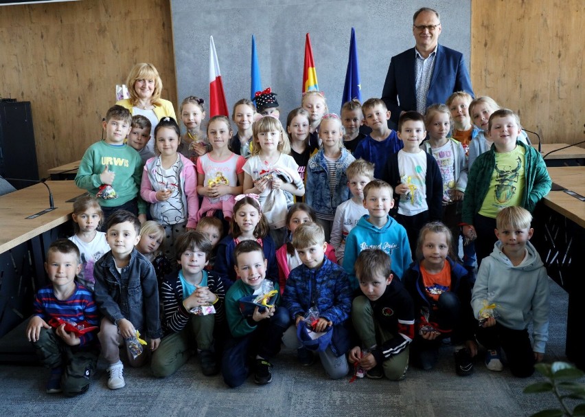 Przedszkolaki z PP 1 odwiedziły urząd miasta w Radomsku. Spotkały się z prezydentem i jego zastępczynią