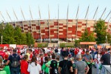 Polska - Wyspy Owcze. Kibice zmierzają na Stadion PGE Narodowy. Wkrótce pierwszy gwizdek w meczu o niezwykle ważne trzy punkty