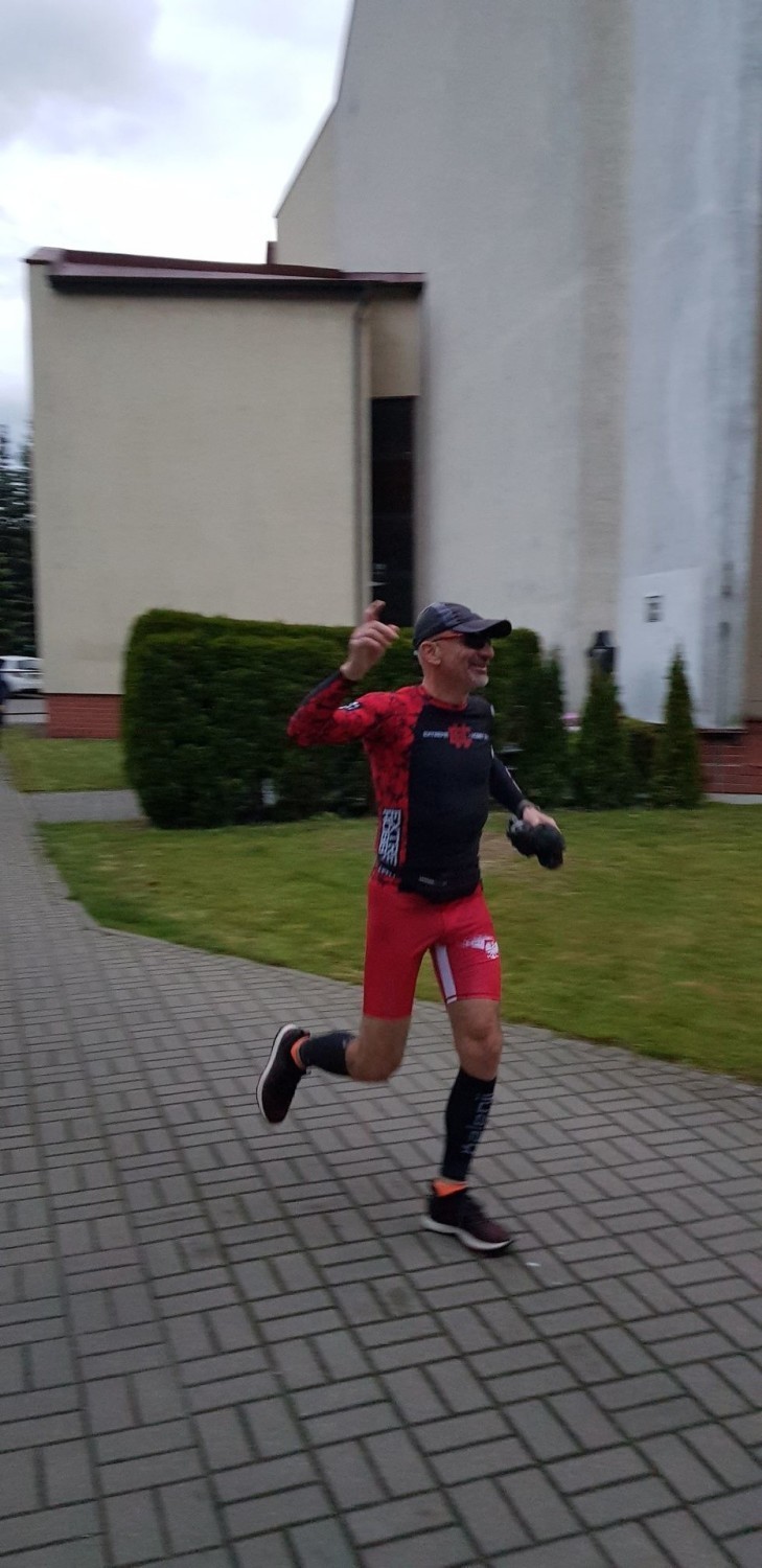 Ks. Paweł Prüfer biegł od 21.00 w piątek 21 maja do 21.00 w...