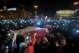 Łańcuch Światła ponownie w Poznaniu - na placu Mickiewicza protestowano w obronie niezależności sądów [ZDJĘCIA]