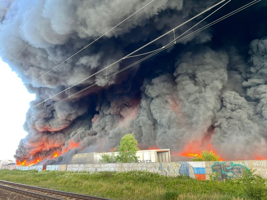 Ogromny pożar złomowiska w Lęborku (23.06.2022