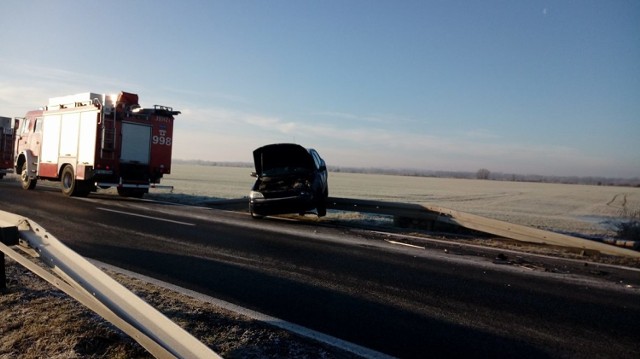 O tym zdarzeniu poinformowała nas Czytelniczka Weronika. Policja potwierdza, że w poniedziałek, 8 stycznia w godzinach porannych na drodze krajowej nr 31 między Kostrzynem, a Górzycą, doszło do wypadku. Dwie osoby przewieziono do szpitala.

Wypadek wydarzył się w rejonie Ługów Górzyckich. Uczestniczyły w nim dwa samochody osobowe. - 37-letni kierowca mercedesa jechał w stronę Kostrzyna nad Odrą. W pewnym momencie prawdopodobnie zasnął za kierownicą i uderzył w nadjeżdżającego z naprzeciwka opla - relacjonuje Magdalena Jankowska, oficer prasowy Komendy Powiatowej Policji w Słubicach. 

Oplem kierowała 62-letnia kobieta, jechał z nią pasażer. To właśnie pasażer opla oraz kierowca mercedesa zostali przewiezieni do szpitala. - Na razie nie wiemy jak poważne są ich obrażenia. Czekamy na informacje od lekarzy - mówiła około godziny dziewiątej rano M. Jankowska. 

Po zderzeniu opel zawisł na barierach energochłonnych, mercedes natomiast wypadł z drogi i zatrzymał się w przydrożnym rowie.

Droga jest zablokowana. Policjanci wyznaczyli objazdy drogą krajową nr 22. Jadąc od strony Kostrzyna trzeba kierować się na Słońsk i skręcić w kierunku Czarnowa. Do Czarnowa jedziemy też z Górzycy, by później wjechać na drogę krajową nr 22. Gdy tylko będzie taka możliwość, policja przywróci ruch wahadłowy. 

Przeczytaj też:  Tragiczny wypadek koło Górzycy. Jedna osoba nie żyje, cztery są ranne

Zobacz też wideo: Kryminalny Czwartek - policjanci z Gorzowa rozwikłali zagadkę morderstwa sprzed lat


