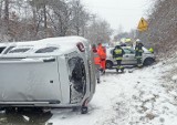 Groźny wypadek w Niegowonicach. Opel zderzył się z dacią. Trzy osoby trafiły do szpitala 