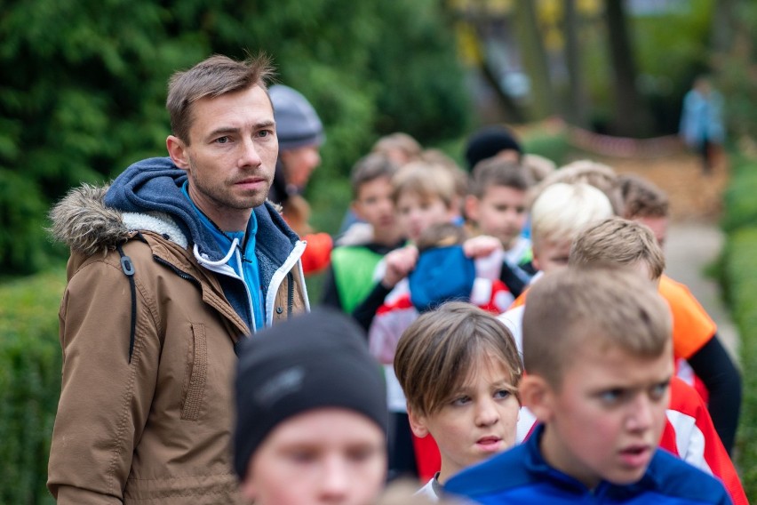Bieg Niepodległości w Bełchatowie. Uczniowie ze szkół uczcili rocznicę odzyskania niepodległości na trasie biegu [ZDJĘCIA]
